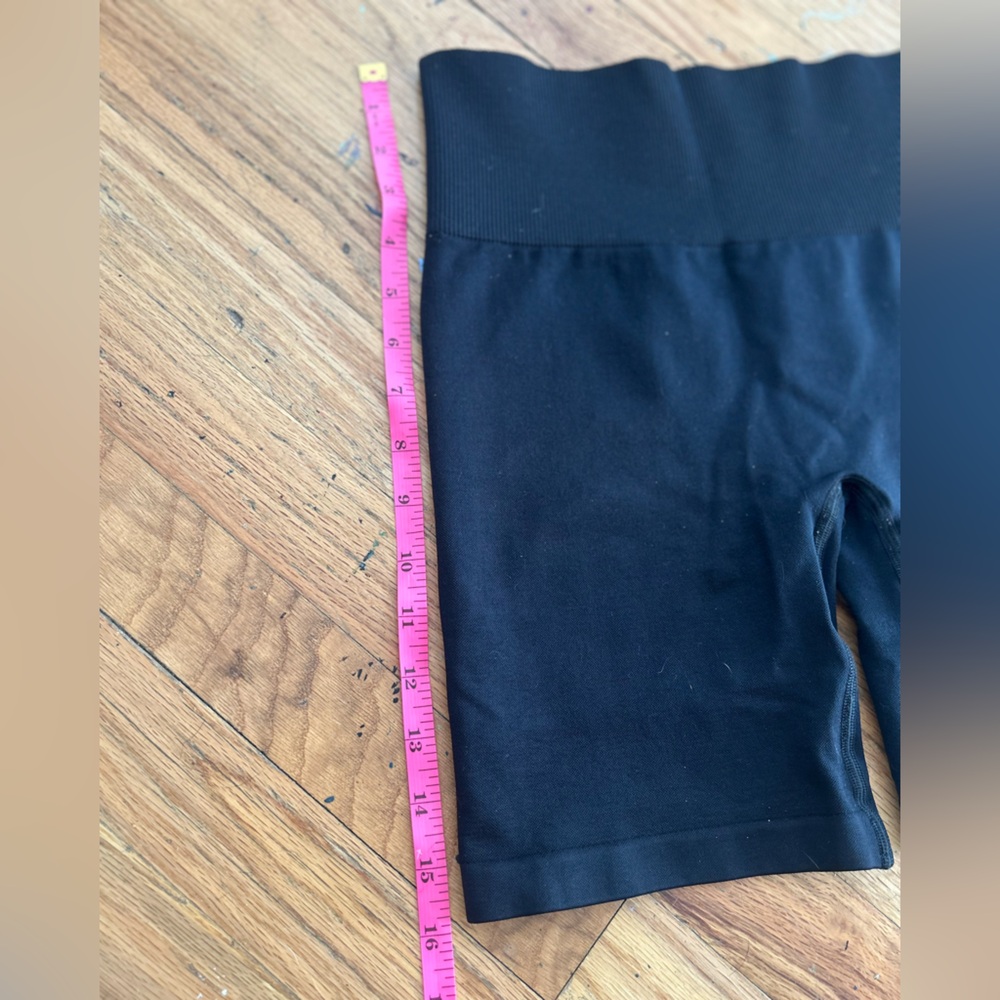 Aritzia TnaBODY™ Atmosphere Hi-Rise 5" Short size Small Black - Picture 5 of 8